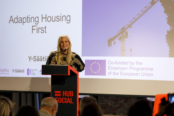 Riikka Perälä esitteli Adapting Housing First -hanketta Barcelonassa huhtikuussa 2024