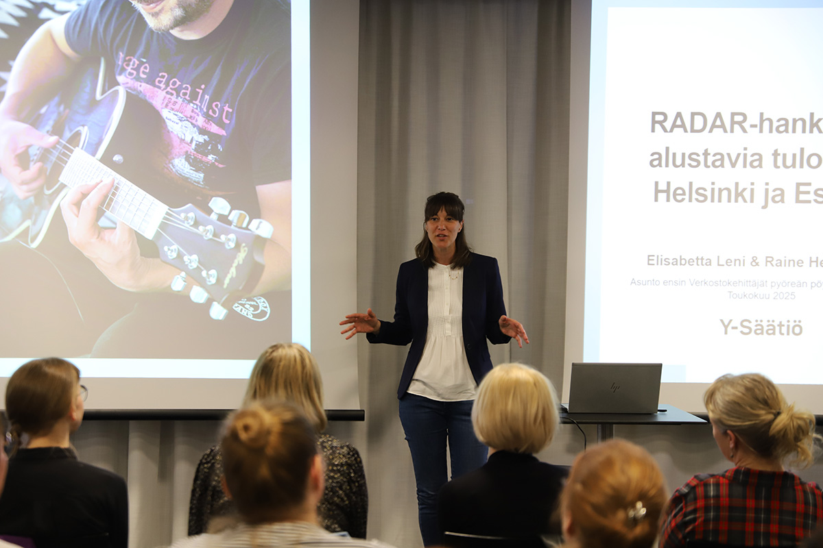 Radar-tutkimushankkeen esittelyä, Kuvassa Elisabetta Leni, tutkija.