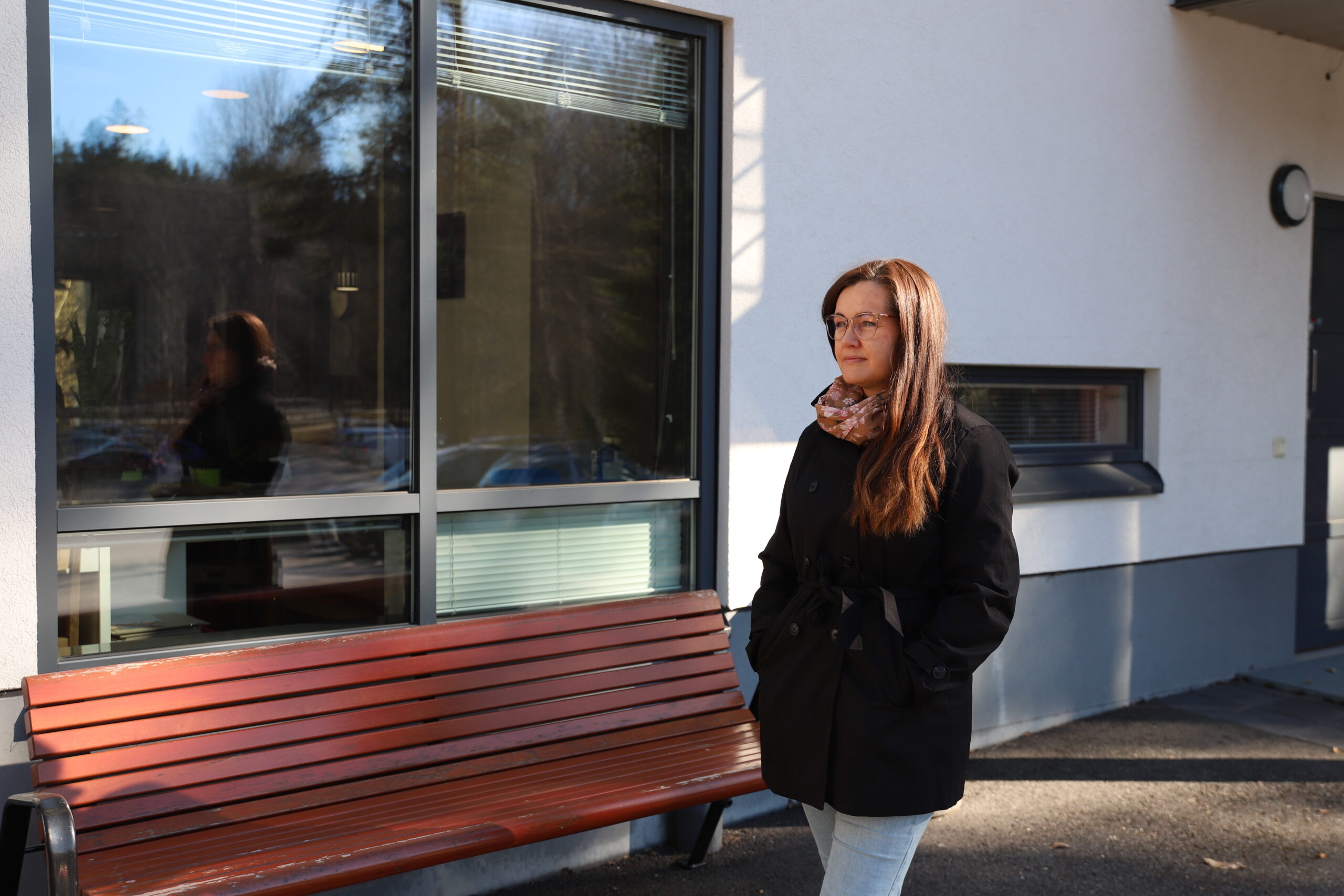 Kuvassa Pinja Teiroja Pelastusarmeijalta Väinölän asumisyksikön edessä.