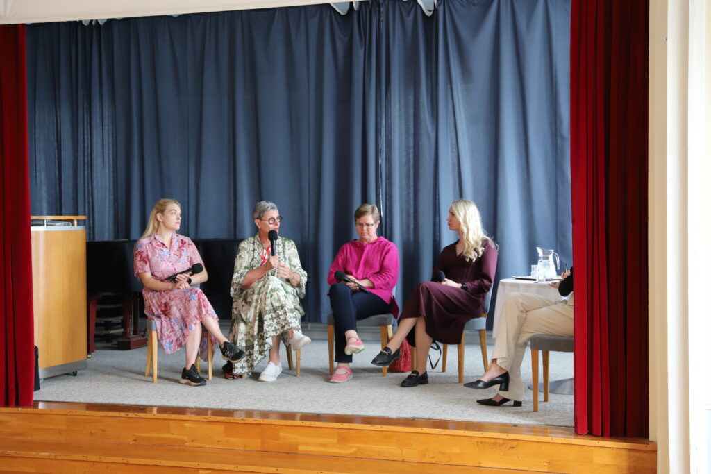 Panelistit lavalla SuomiAreenassa.