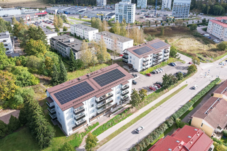 Aurinkopaneeleita katolla Y-Säätiön omistamassa kohteessa Klaukkalassa.