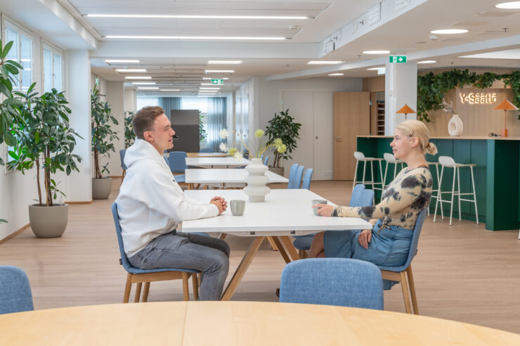 Kuvassa Y-Säätiön työntekijät kahvilla.