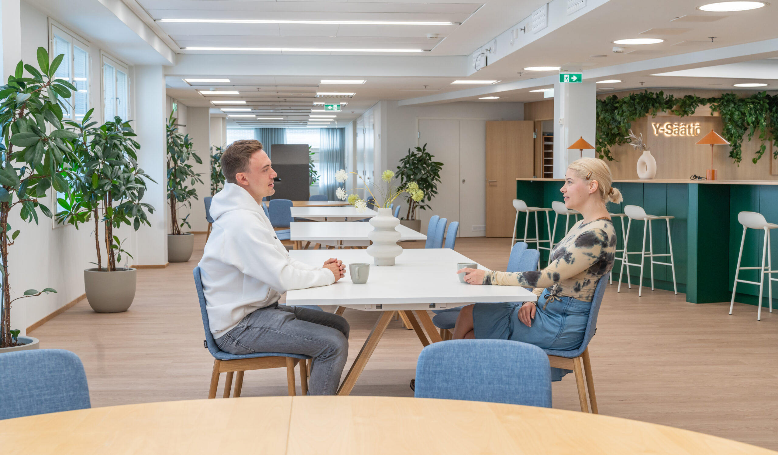 Kuvassa Y-Säätiön työntekijät kahvilla.